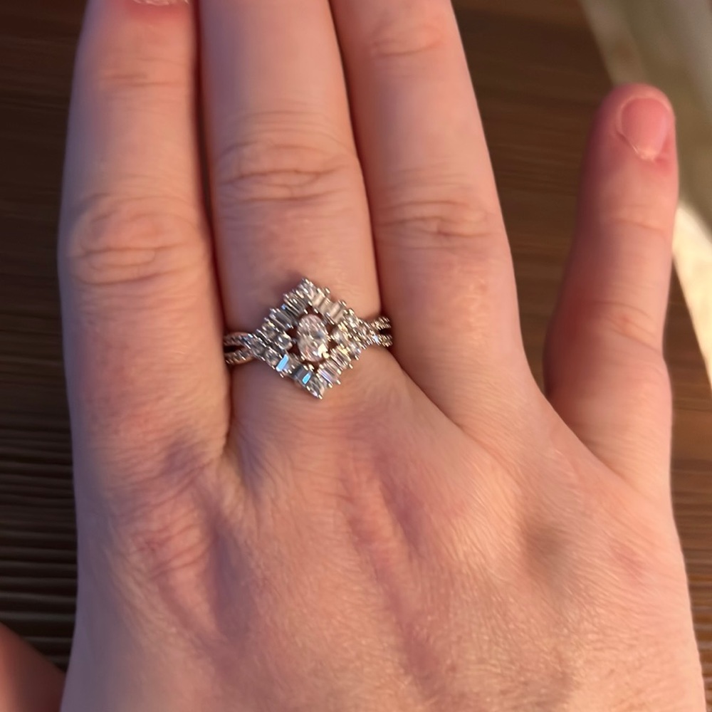 Beautiful diamond cubic zirconia ring with stunning crisscrossing band. - Picture 1 of 4